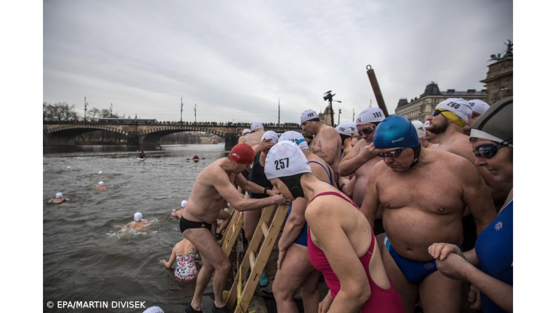 Checos cumprem tradicional banho de Natal no rio Vltava – Imagem 2