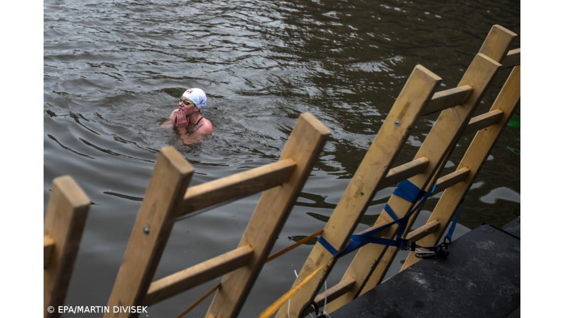 Checos cumprem tradicional banho de Natal no rio Vltava – Imagem 3