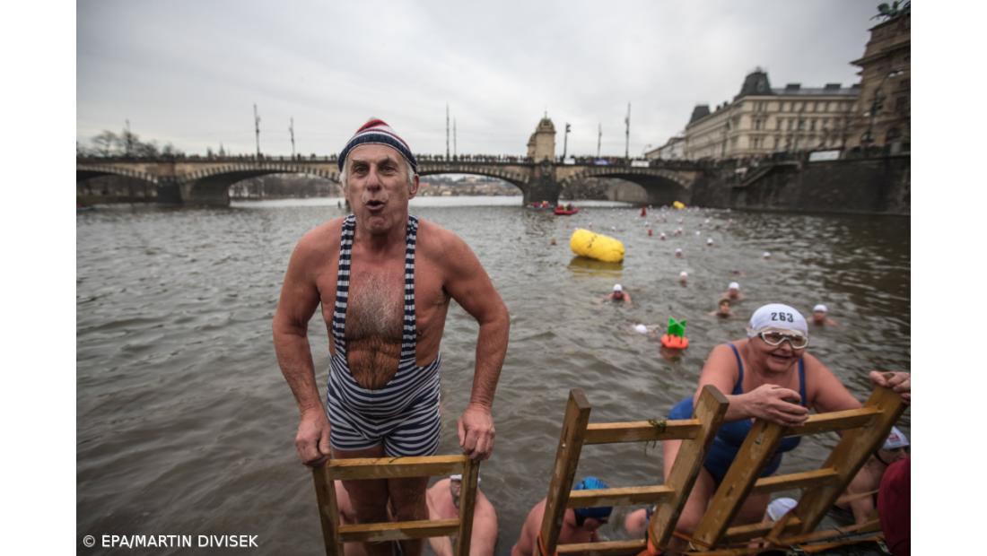 Checos cumprem tradicional banho de Natal no rio Vltava – Imagem 4