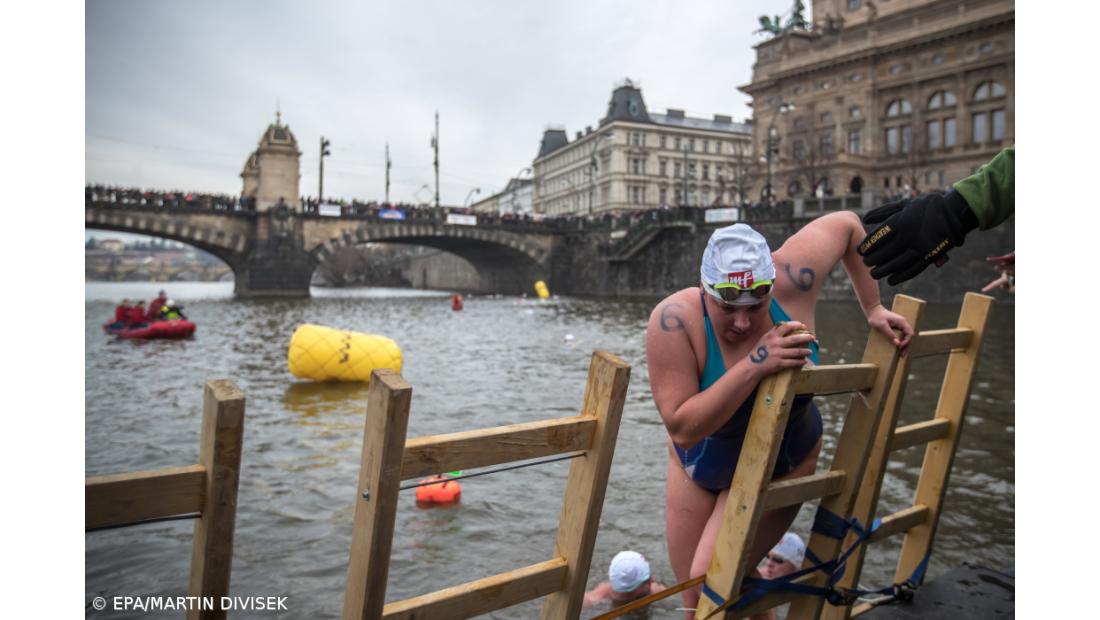 Checos cumprem tradicional banho de Natal no rio Vltava – Imagem 5