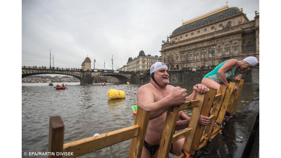 Checos cumprem tradicional banho de Natal no rio Vltava – Imagem 6