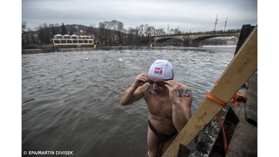 Checos cumprem tradicional banho de Natal no rio Vltava – Imagem 7