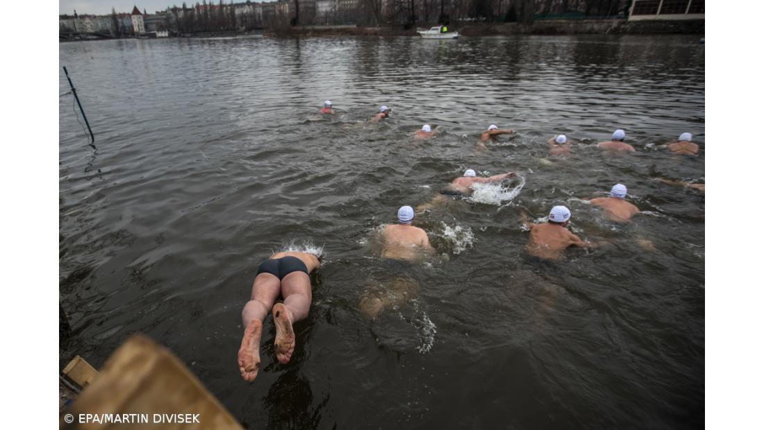 Checos cumprem tradicional banho de Natal no rio Vltava – Imagem 8