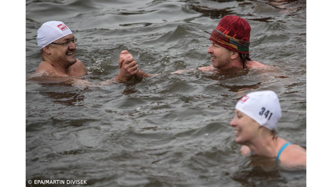 Checos cumprem tradicional banho de Natal no rio Vltava – Imagem 9