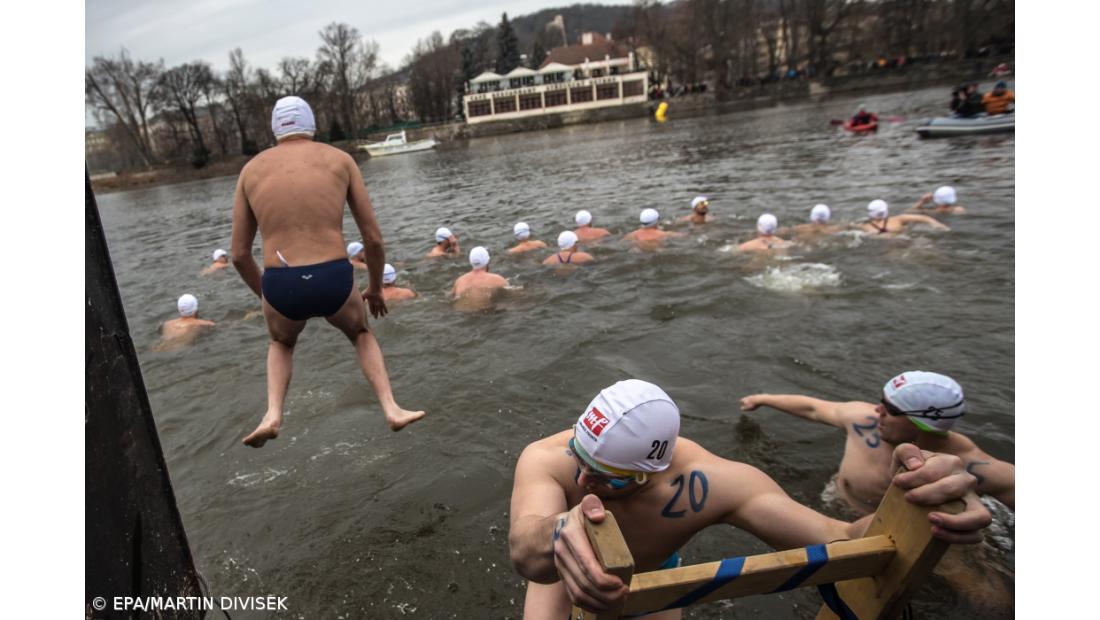 Checos cumprem tradicional banho de Natal no rio Vltava – Imagem 10