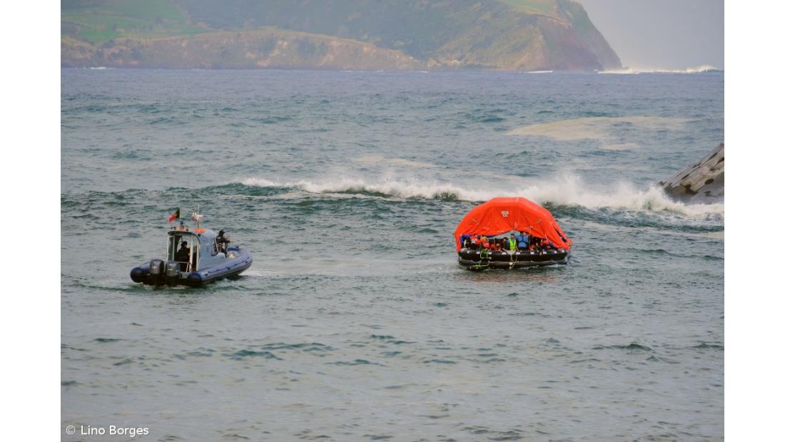Navio “Mestre Simão” encalhado junto ao porto da Madalena do Pico – Imagem 3