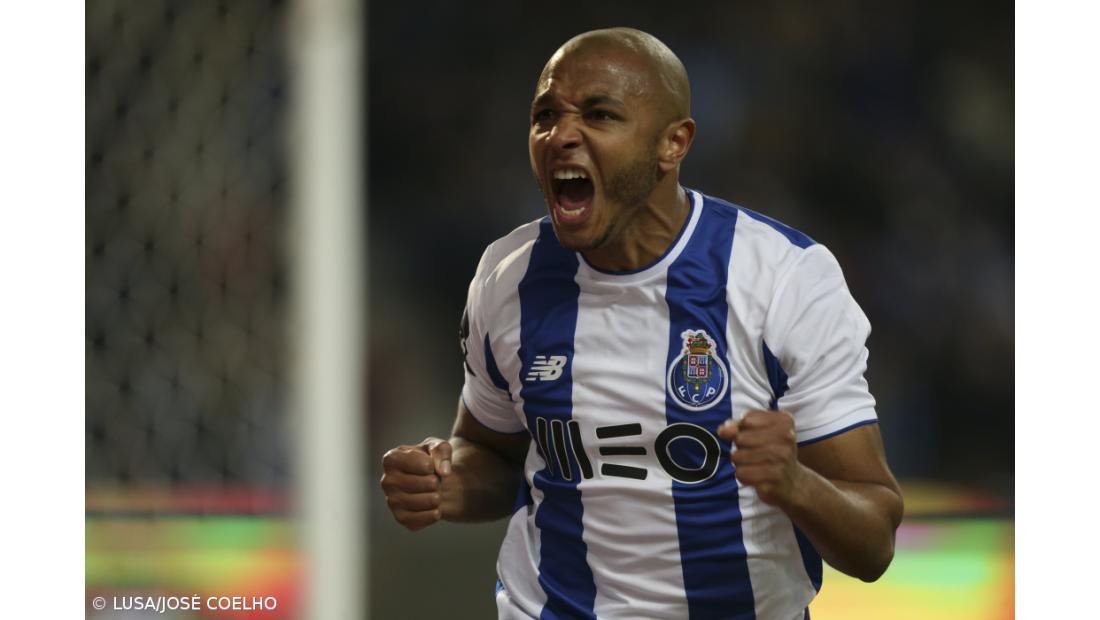 Brahimi punido com "repreensão" devido a lance com Rúben Dias no clássico