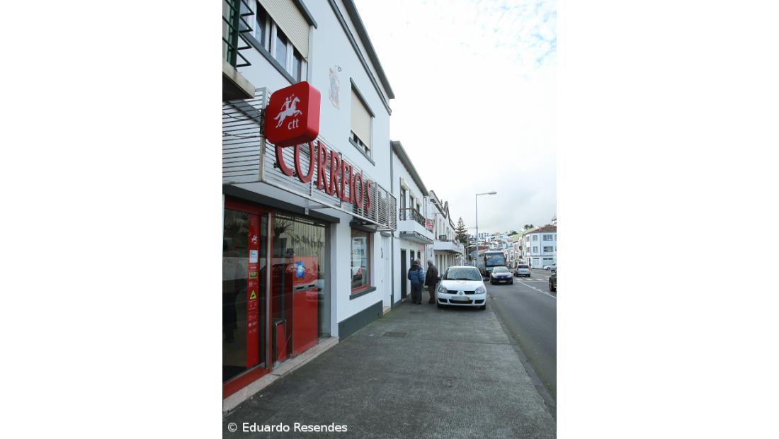 'Resistentes da Calheta' manifestam-se contra o fecho da loja CTT  