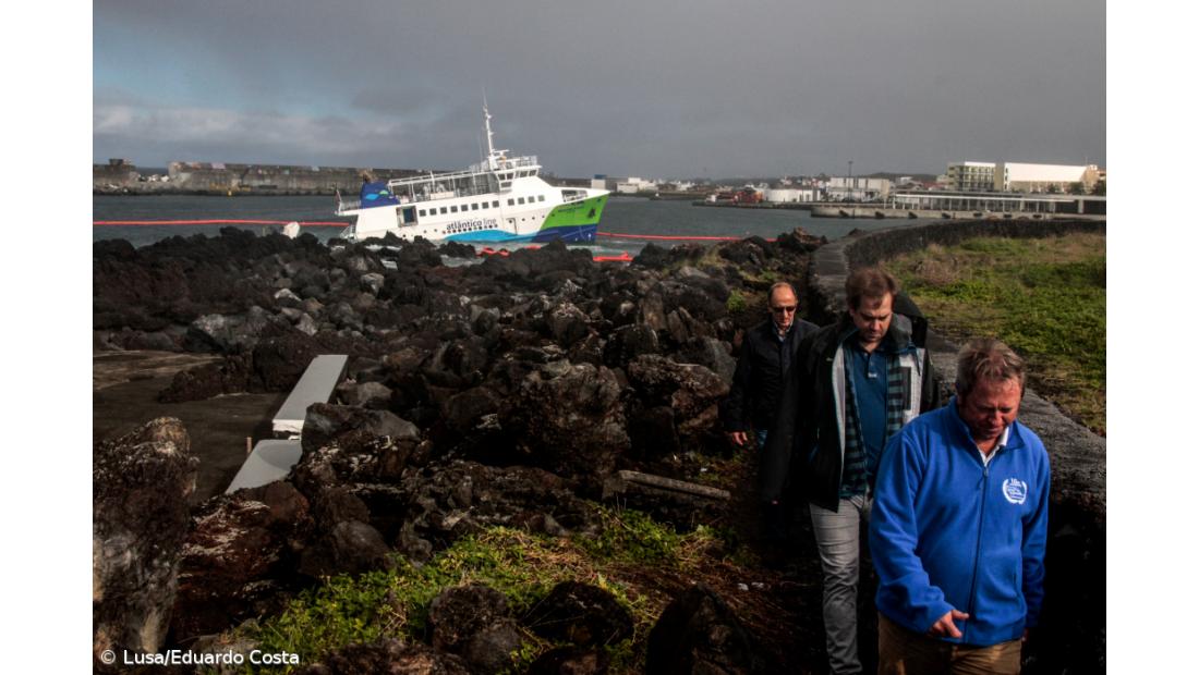Norberto acordou, veio à janela e viu o "Mestre Simão" encalhado  – Imagem 6