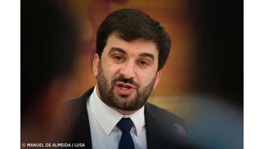 Professores do ensino artístico e língua gestual vão entrar para os quadros este ano