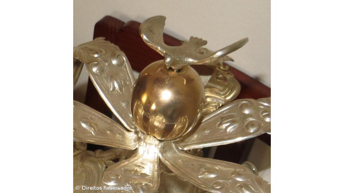 Furtada coroa do Espírito Santo nos Arrifes