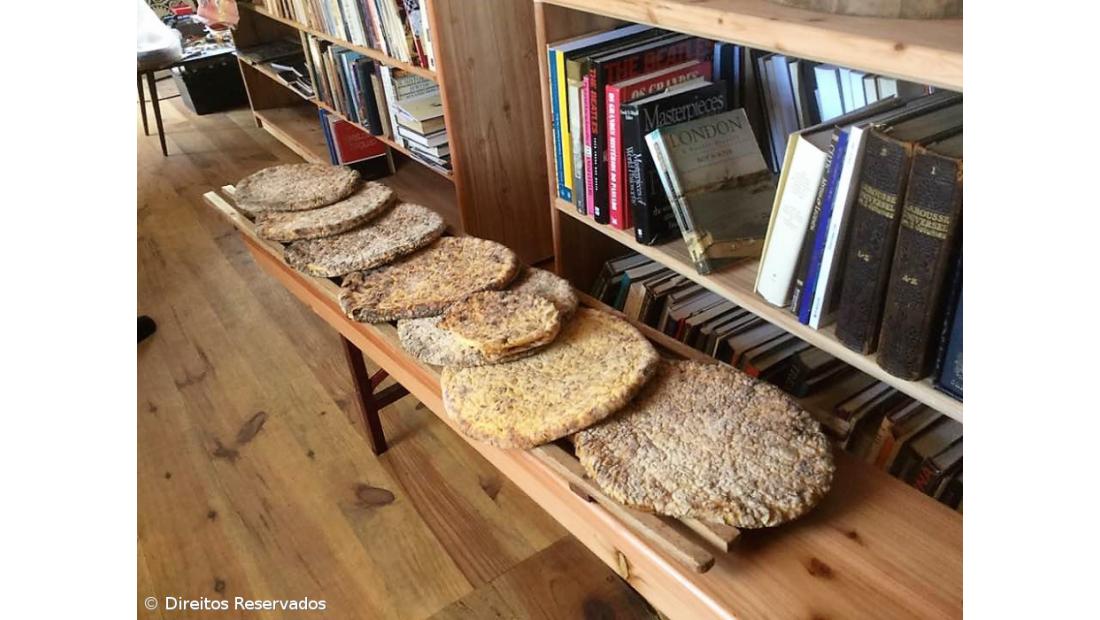 Livros e obras de arte com cheiro a bolo de tijolo – Imagem 1