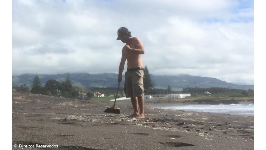 Milhares de filtros plásticos dão à costa na praia das Milícias  – Imagem 6