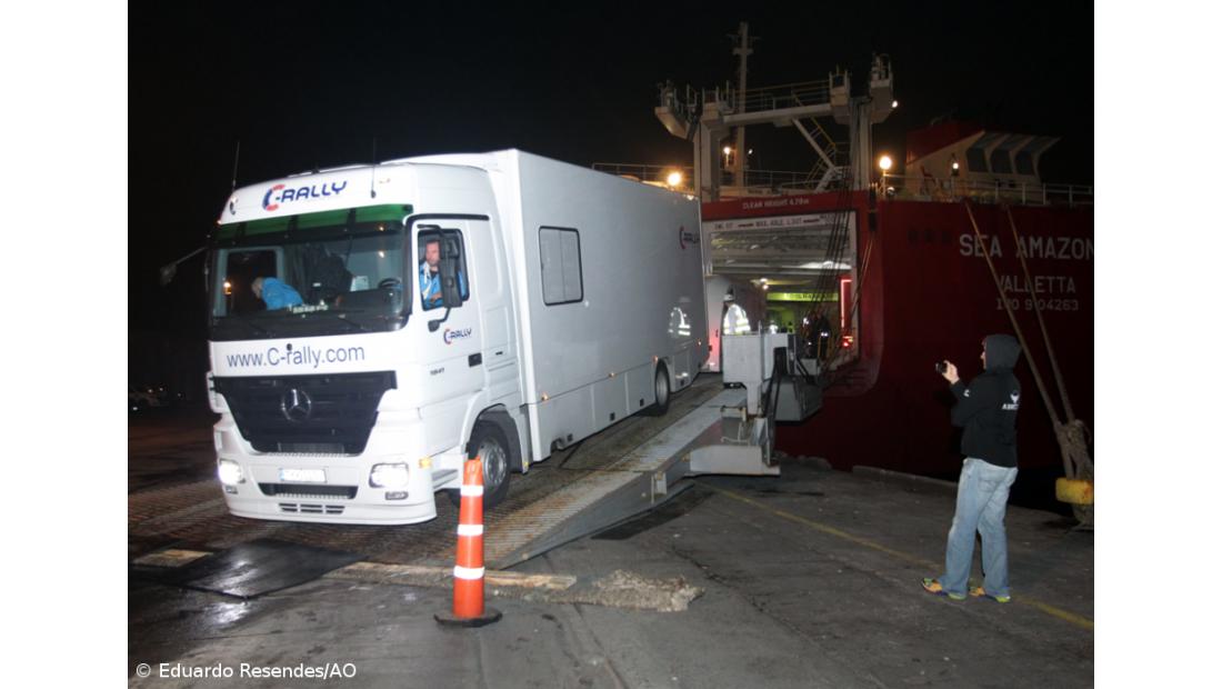 Desembarque noturno das viaturas do Azores Airlines Rallye  – Imagem 3