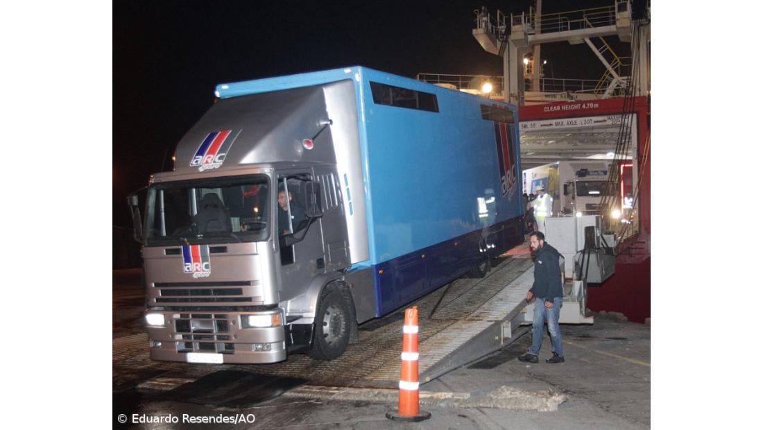 Desembarque noturno das viaturas do Azores Airlines Rallye  – Imagem 4