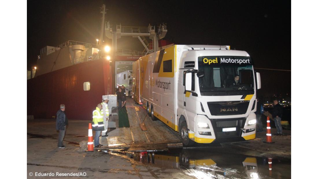 Desembarque noturno das viaturas do Azores Airlines Rallye  – Imagem 7