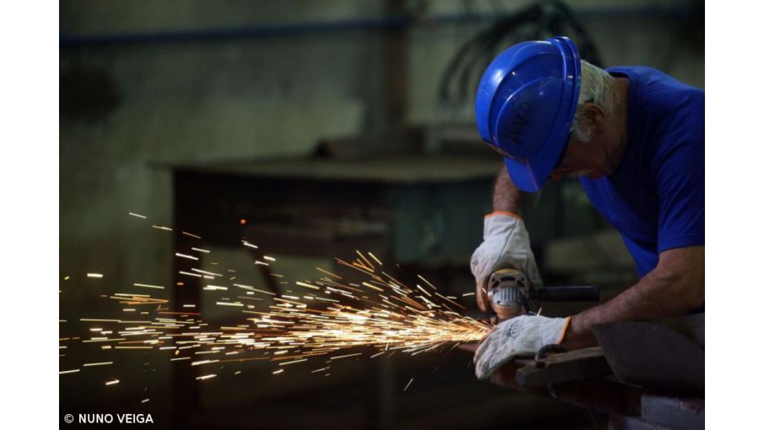 Maioria dos trabalhadores tem entre 25 e 44 anos, está no setor terciário e tem ensino básico