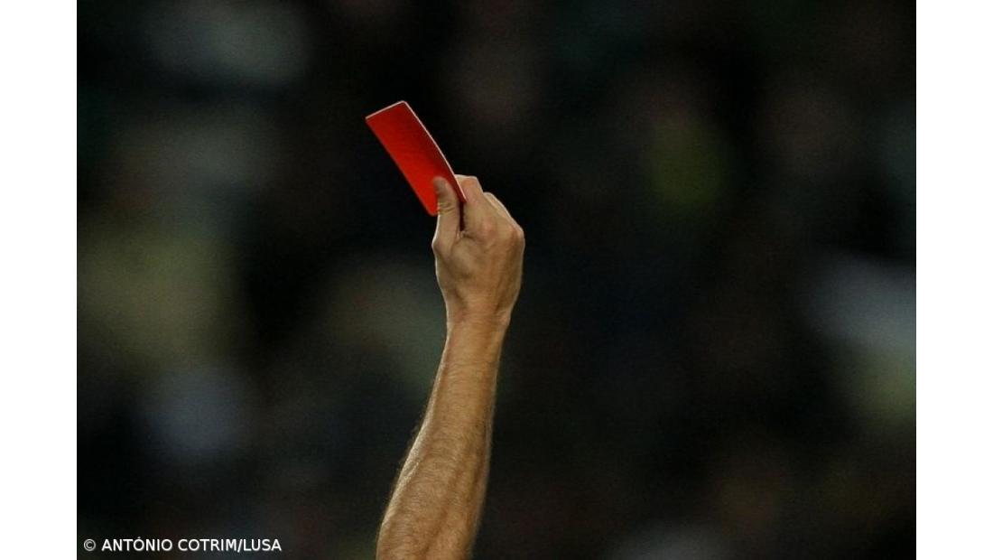 Árbitro francês Ruddy Buquet dirige Ajax-Benfica da Liga dos Campeões