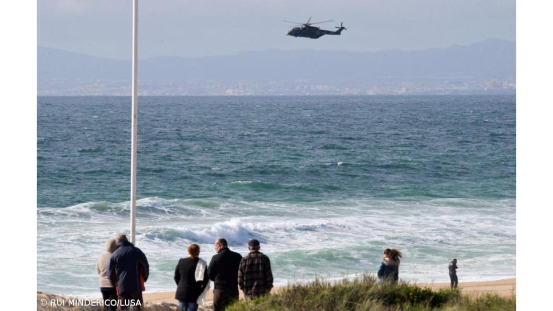 Mergulhadores vão tentar resgatar parapente e localizar desaparecidos em Sesimbra