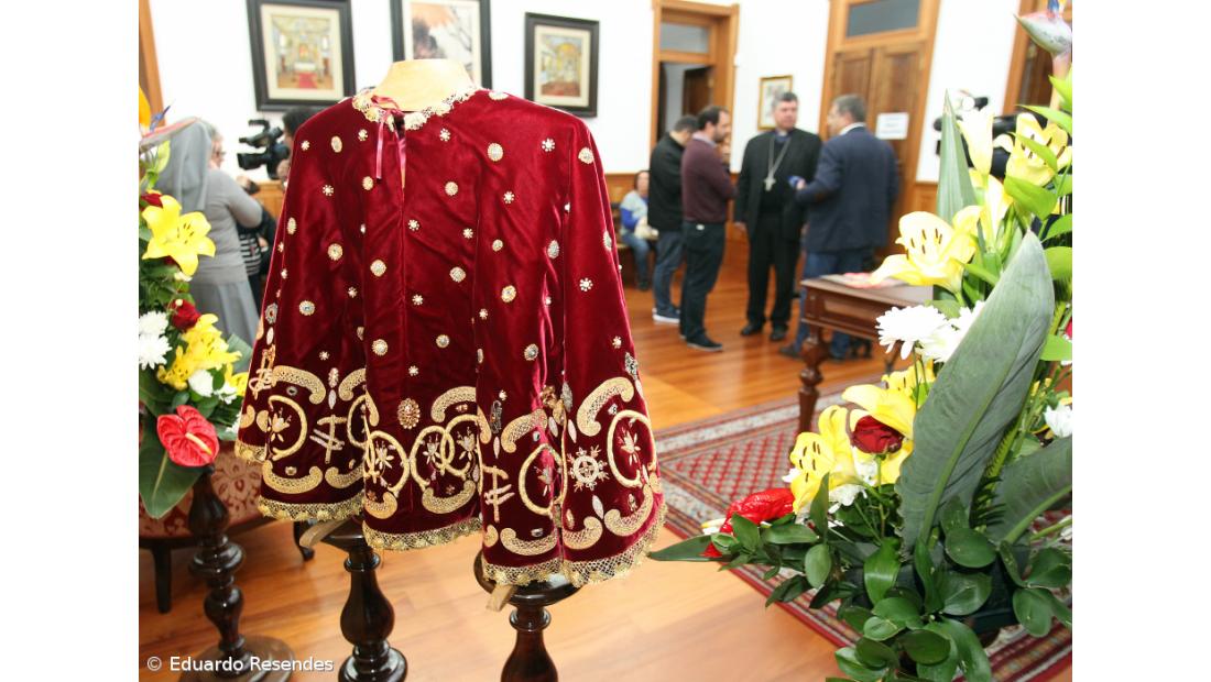 Capa oferecida por emigrante nos EUA na procissão do Santo Cristo em Ponta Delgada 