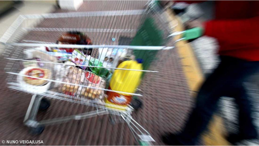 Beneficiários de programa alimentar com subsídio mensal para compensar custo de vida