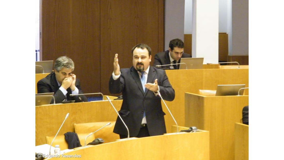 "Nos Açores há muito que não se vive uma democracia plena", diz Paulo Estêvão