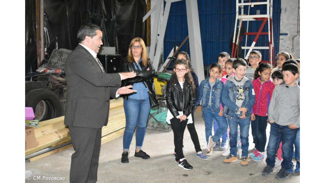 Importância da separação do lixo explicada ao mais novos na Povoação
