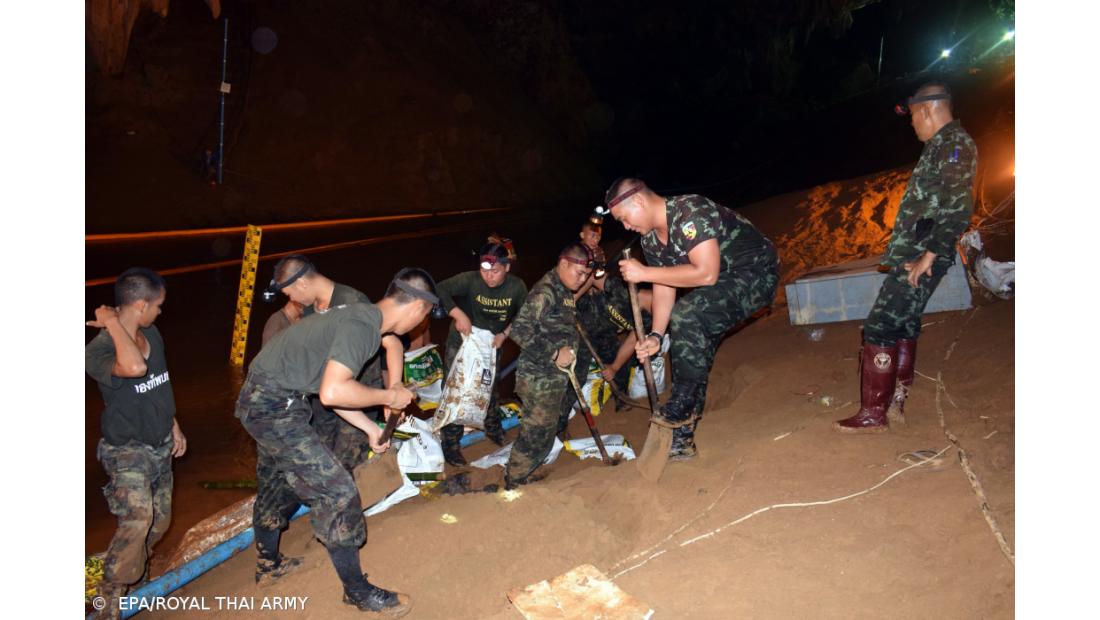 Encontrada com vida equipa de futebol desaparecida em caverna na Tailândia