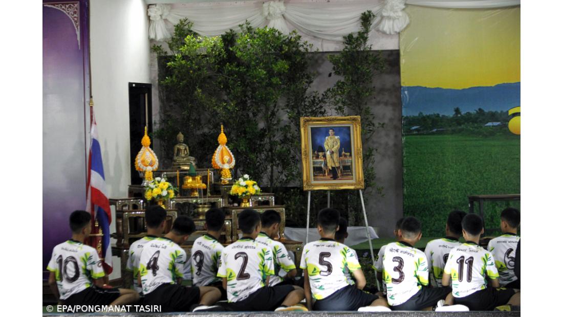 Jovens resgatados de gruta na Tailândia em Old Trafford para ver Manchester-Everton