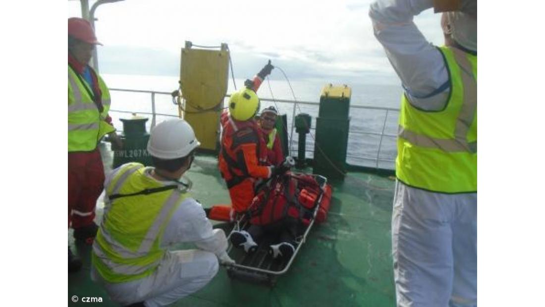 Resgate médico de tripulante a mais de 700 km da ilha de São Miguel – Imagem 2