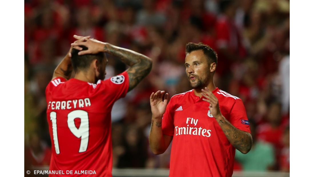 Benfica faz um intervalo na crise e bate Feirense na Luz