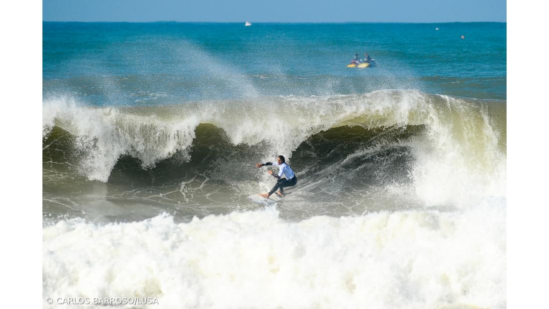 Owen Wright 'atira' português Miguel Blanco para fora do Meo Rip Curl Pro Portugal