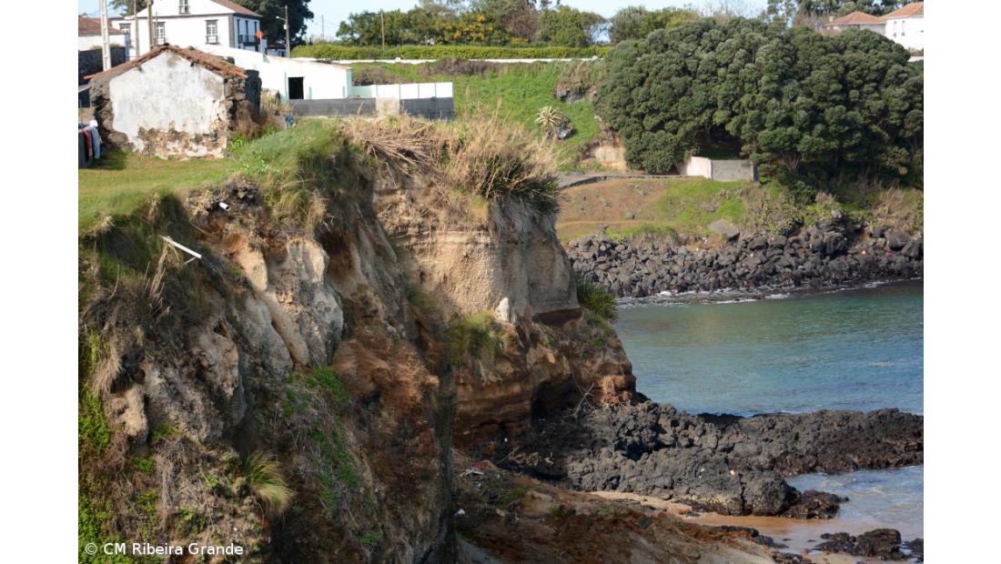 Derrocada nas Calhetas acentua instabilidade da falésia – Imagem 1