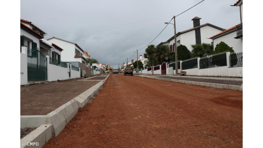 Câmara adjudica empreitada de repavimentação da Rua das Azáleas e da Rua do Lírio na Relva – Imagem 1