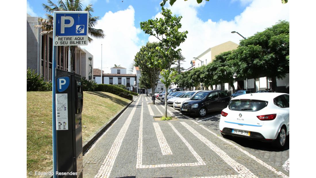 Câmara de Ponta Delgada isenta pagamento dos parquímetros durante todos os sábados de dezembro