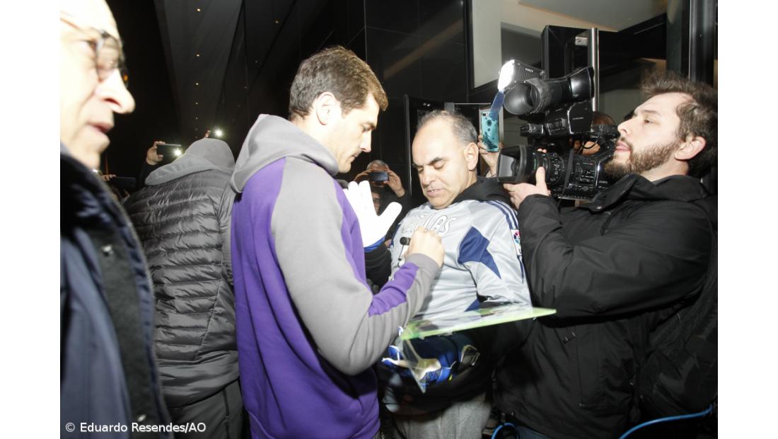 Dezenas de adeptos na chegada do FC Porto a São Miguel [fotogaleria] – Imagem 2