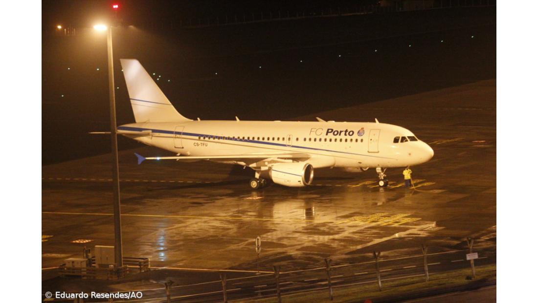 Dezenas de adeptos na chegada do FC Porto a São Miguel [fotogaleria] – Imagem 3