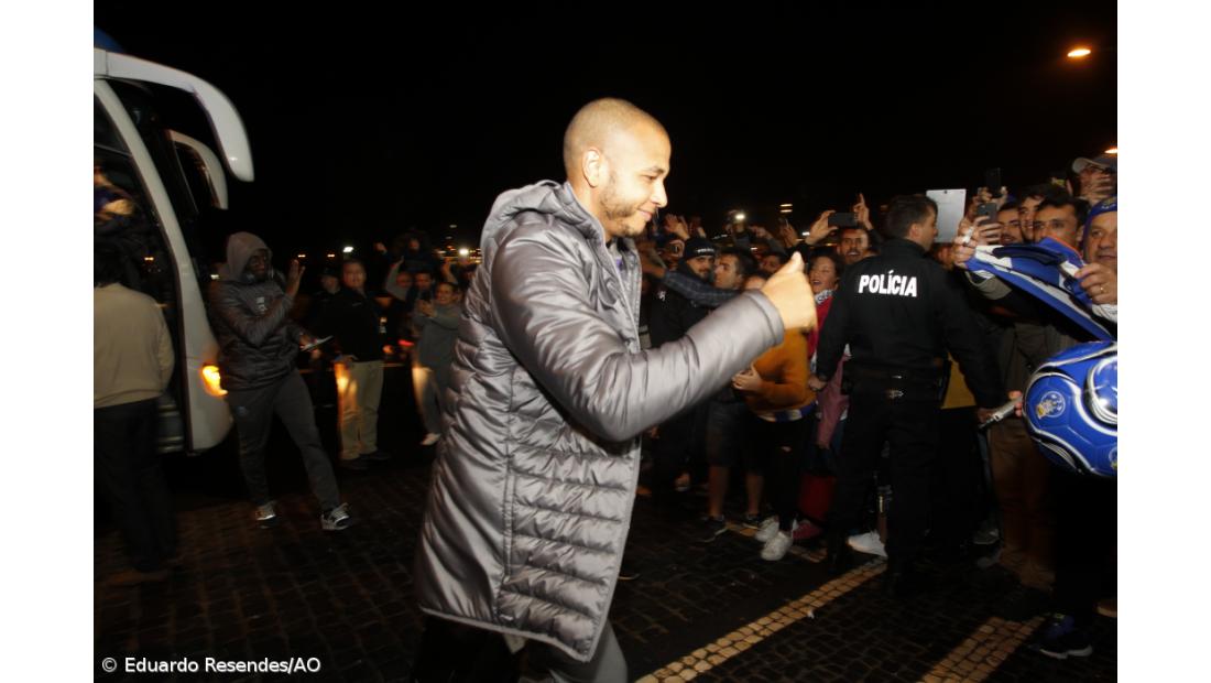 Dezenas de adeptos na chegada do FC Porto a São Miguel [fotogaleria] – Imagem 4