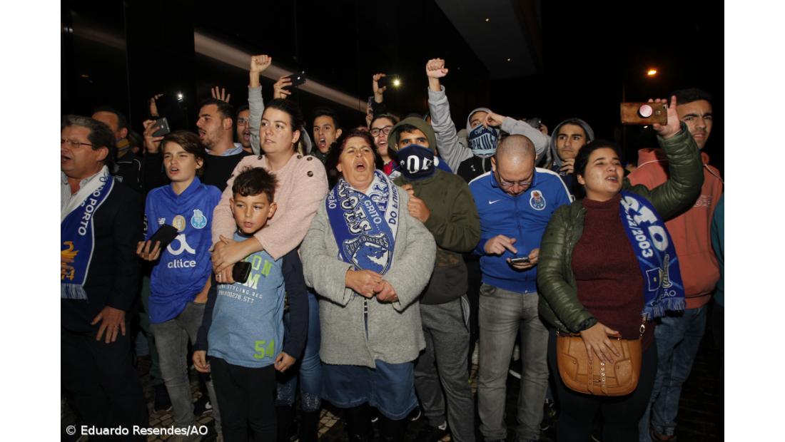 Dezenas de adeptos na chegada do FC Porto a São Miguel [fotogaleria] – Imagem 6