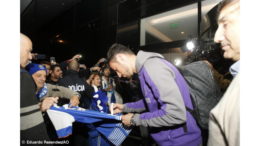 Dezenas de adeptos na chegada do FC Porto a São Miguel [fotogaleria] – Imagem 7
