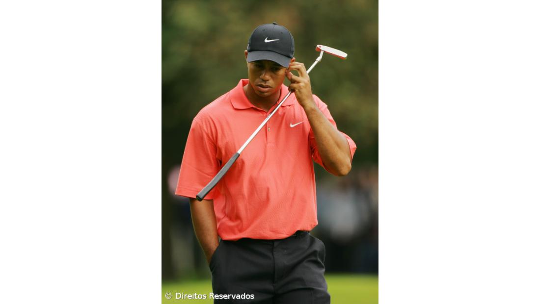 Tiger Woods isolou-se no comando do Tour Championship de golfe