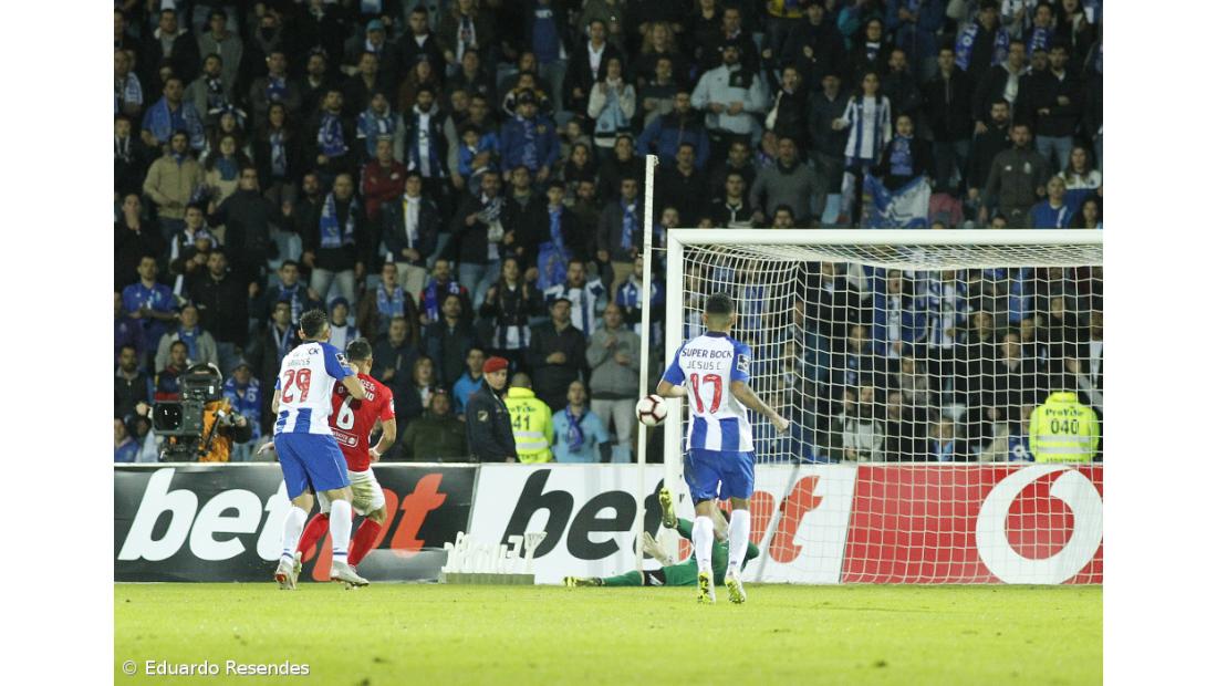 FC Porto em 'serviços mínimos' vence Santa Clara e amarra liderança