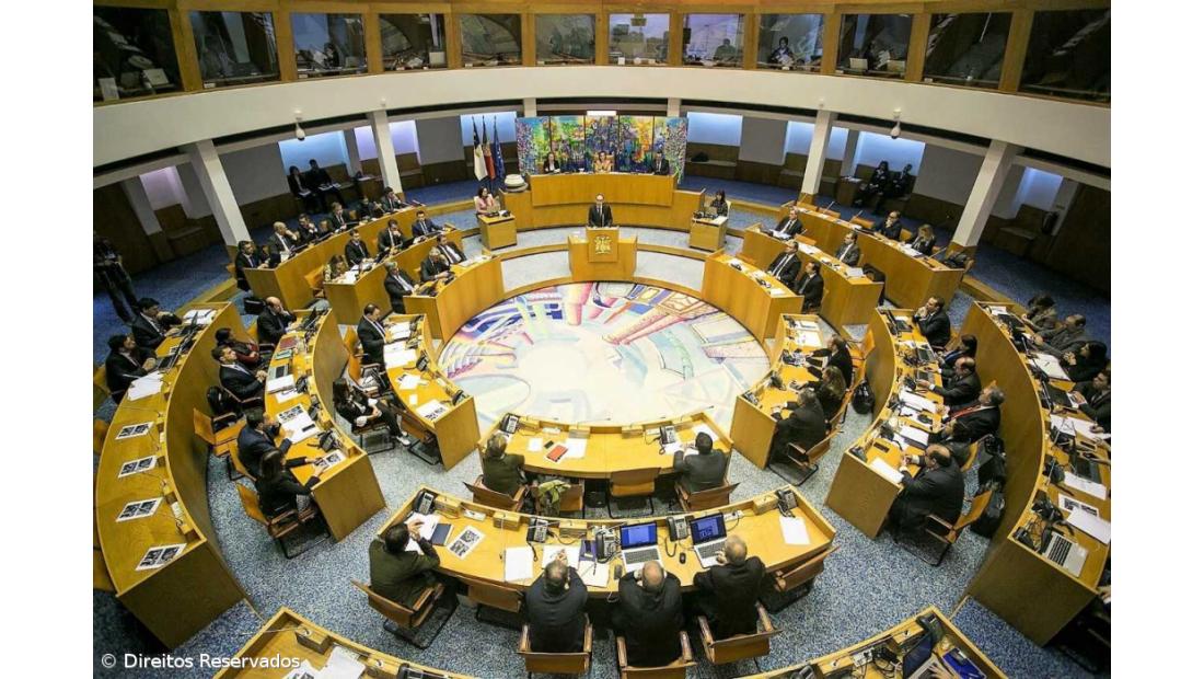 Parlamento dos Açores chumba revogação de apoio escolar a alunos nas férias