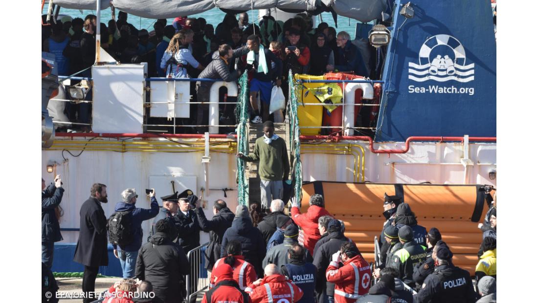 Primeiro navio italiano com migrantes intercetados chega à Albânia