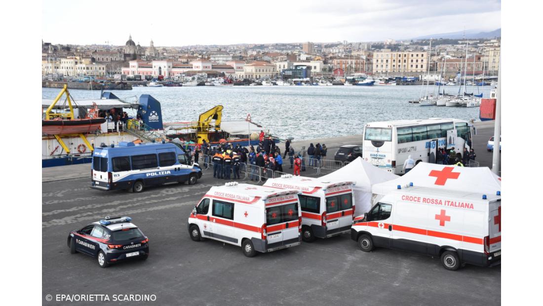 Migrantes que estavam no barco Sea Watch 3 desembarcam na Catânia