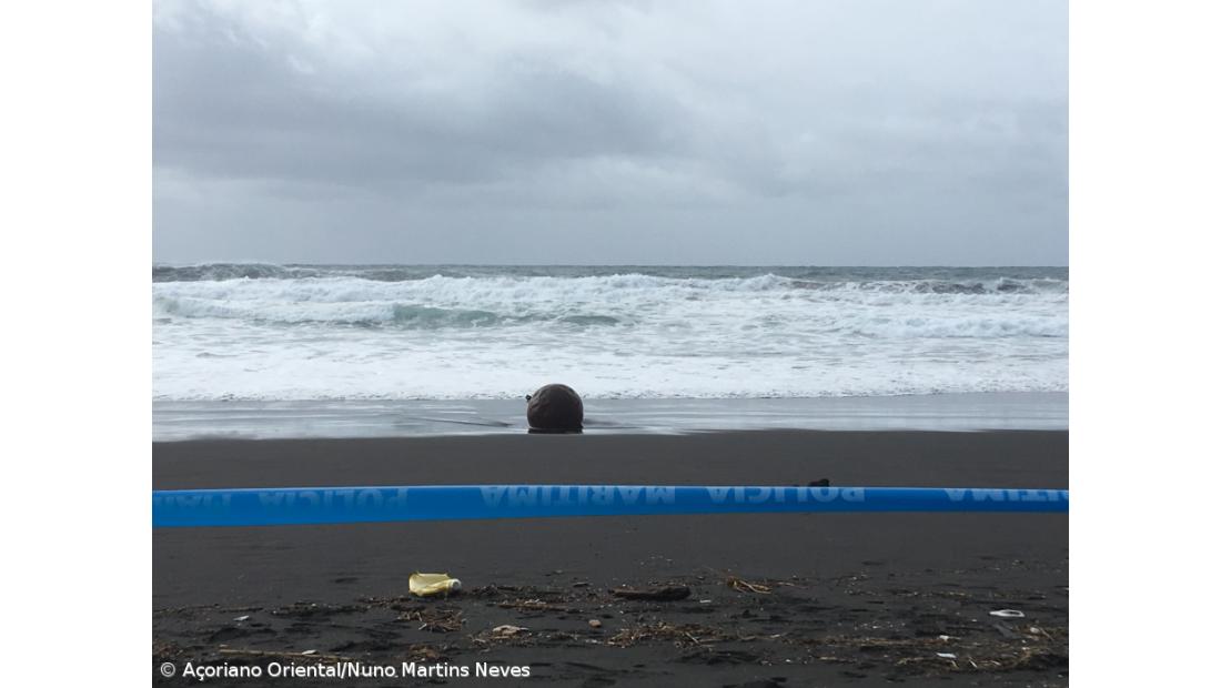 Praia em Ponta Delgada mantém-se interditada depois de mina ter dado à costa