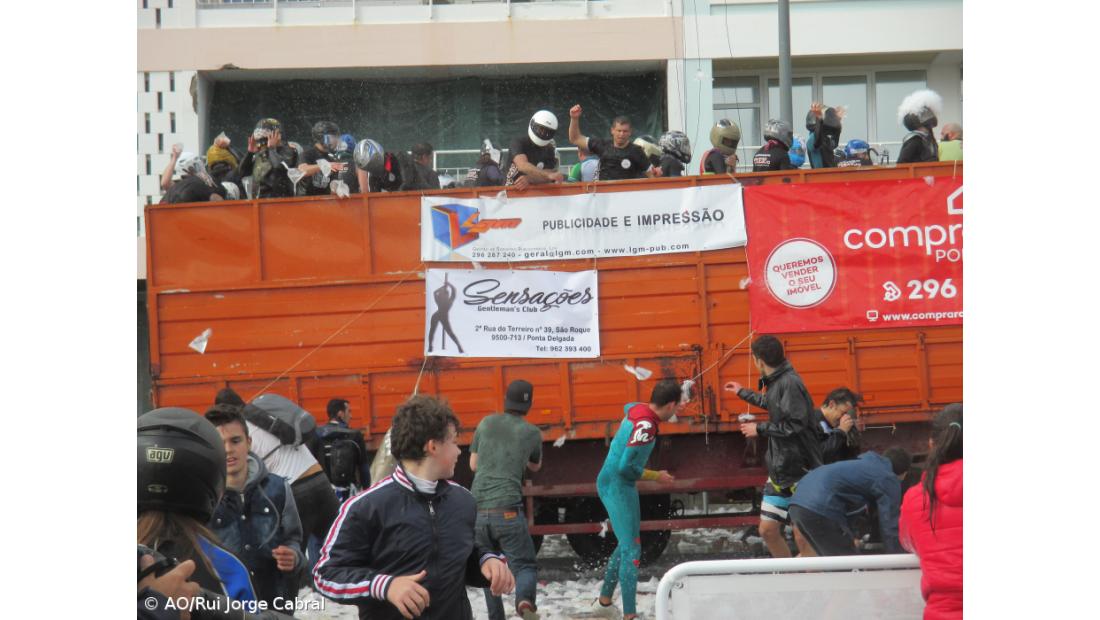 Avenida foi campo de batalha para os guerreiros da água – Imagem 1