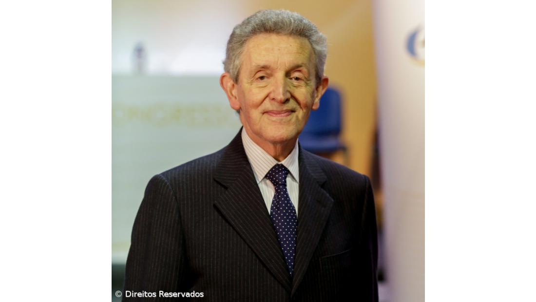  Mota Amaral diz que líder nacional do PSD pôs-se “em bicos de pés”