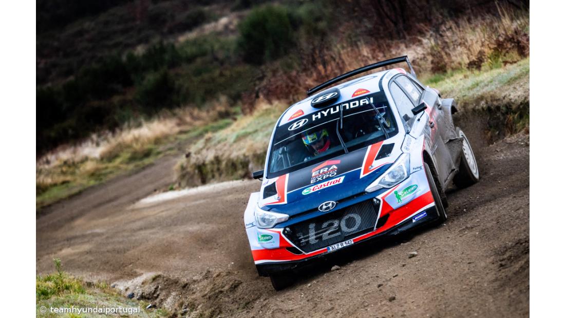 Bruno Magalhães lidera no Algarve última prova do nacional de ralis