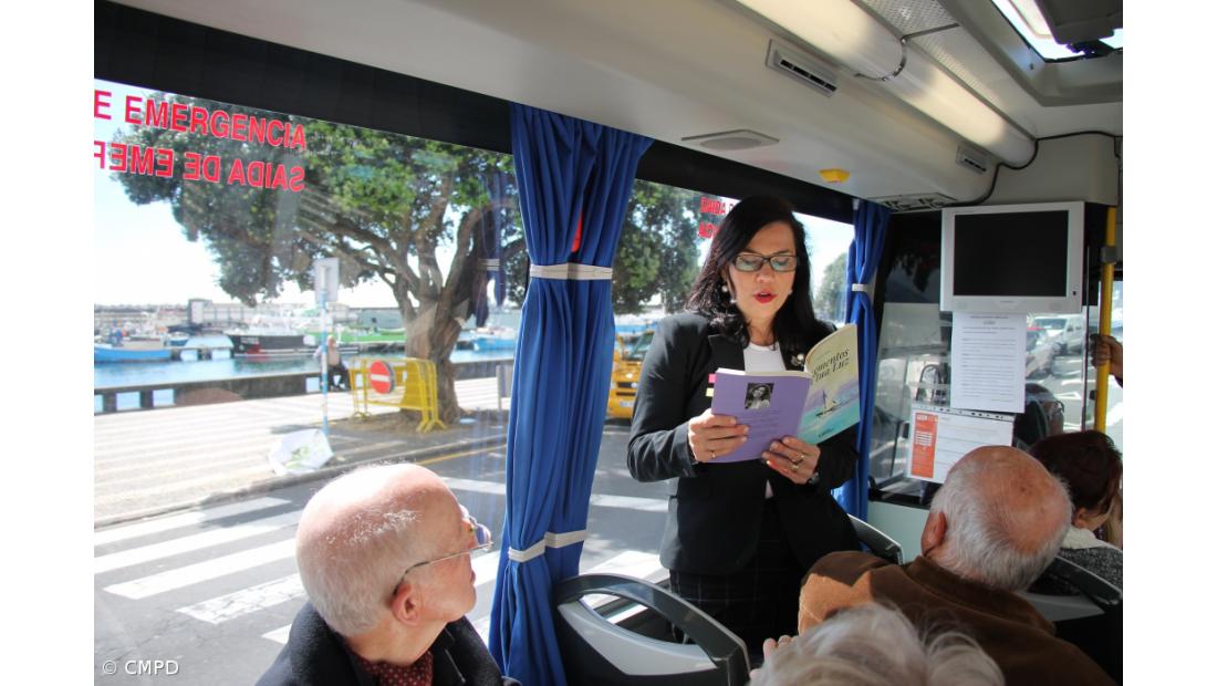 Dia Mundial da Poesia leva “Rimas em viagem” aos utentes do mini-bus – Imagem 1